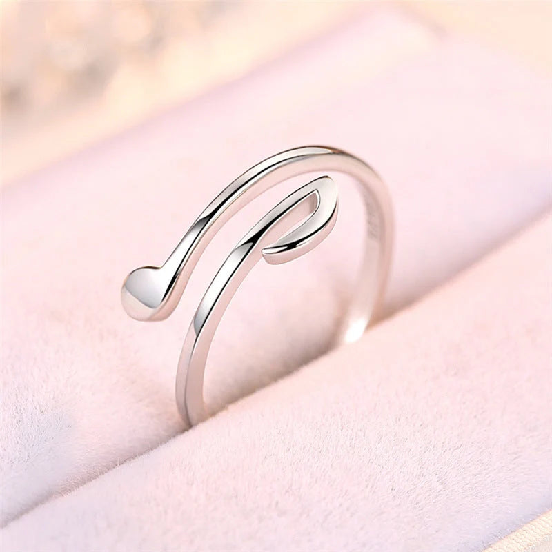 Adjustable music ring in geometric design, available in silver and rose gold.