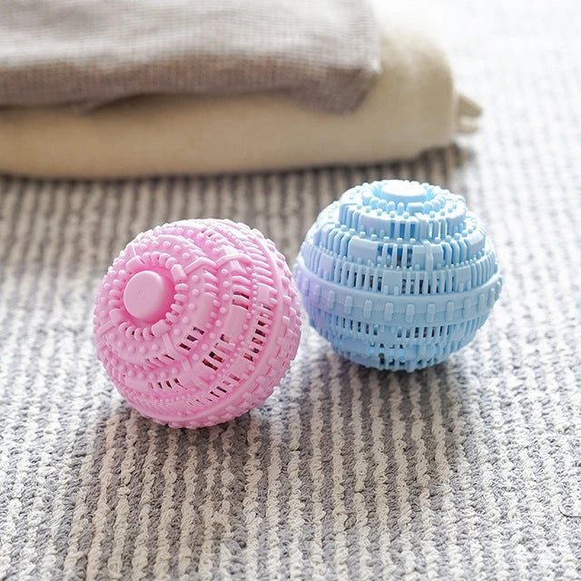 Reusable eco-friendly laundry balls made of TPR material with ceramic microspheres for effective, detergent-free washing