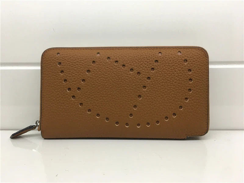 Timeless Litchi-Patterned Cowhide Clutch in Black - A Stylish and Durable Accessory for the Modern Kiwi Lifestyle