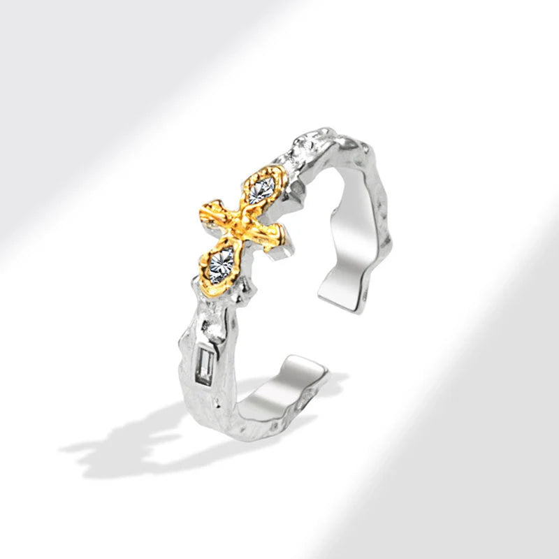 Dark Maillard Ring with geometric cross design in black gold and silver, adjustable for a perfect fit.