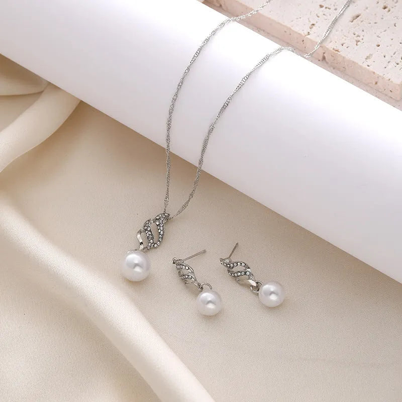 Pearl pendant necklace and earrings set on display: electroplated alloy, hemp flowers chain, silver colour.