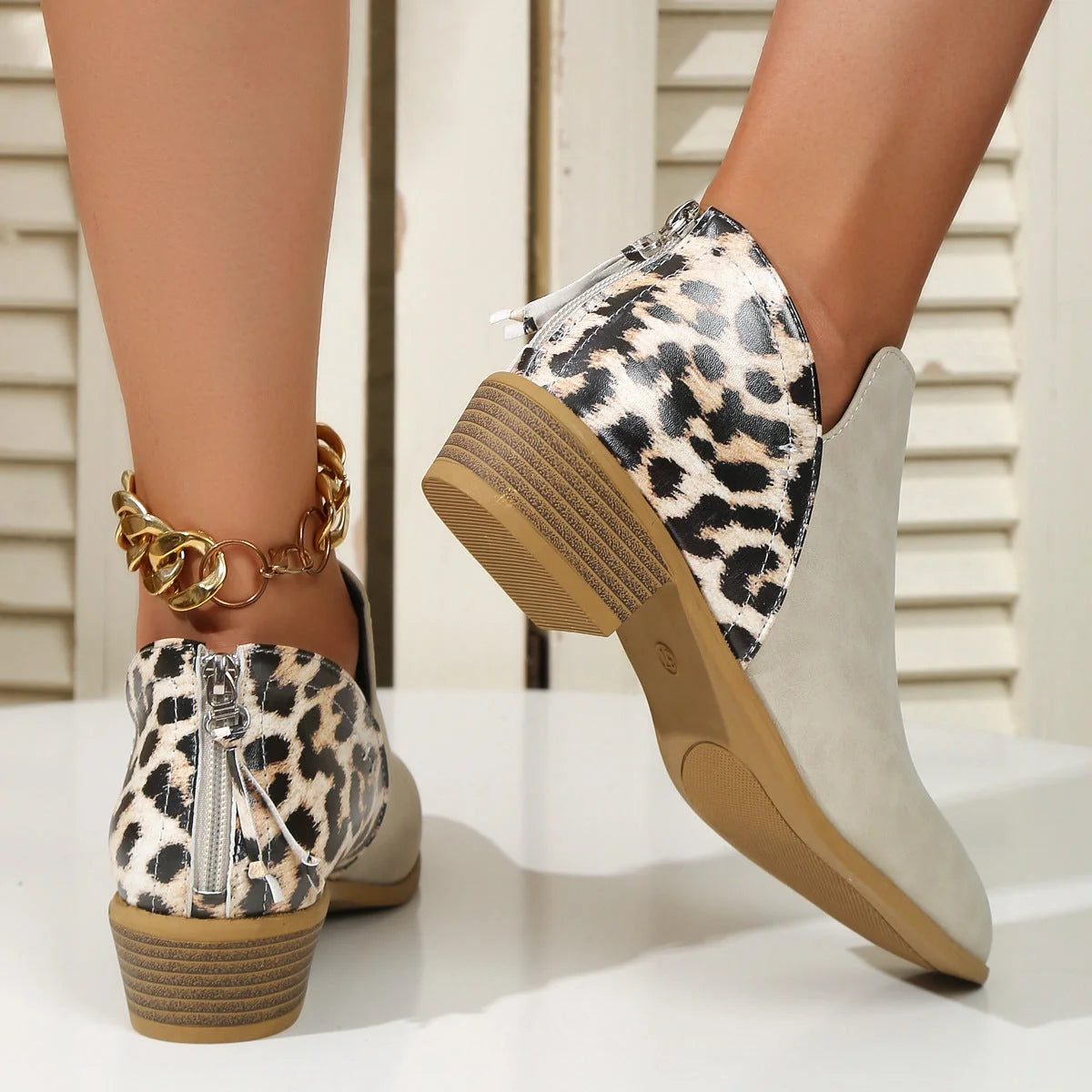 Women's leopard print boots with pointed toe and chunky heel in suede material