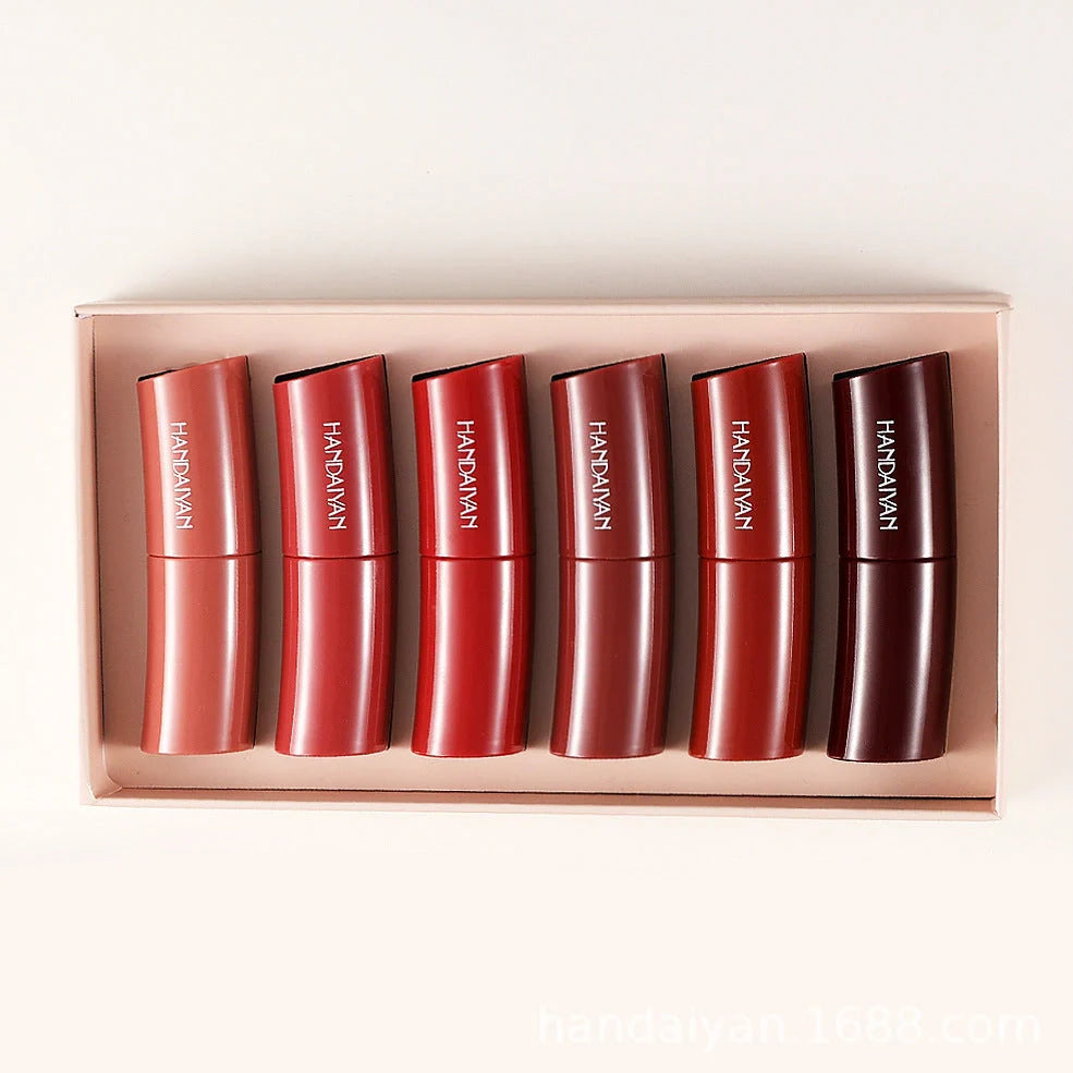 Six curved matte lipsticks in velvet texture with 3.5g content each in compact case