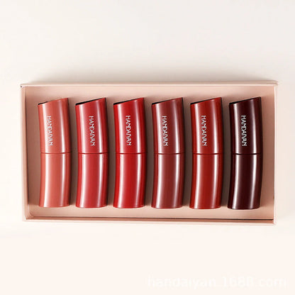 Six curved matte lipsticks in velvet texture with 3.5g content each in compact case