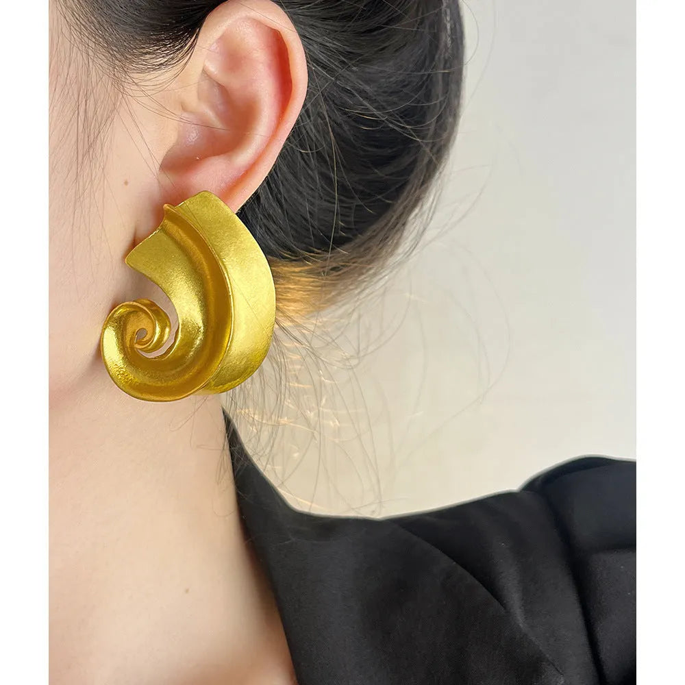 Geometric ear studs with retro design in gold or silver finish, 5 cm size