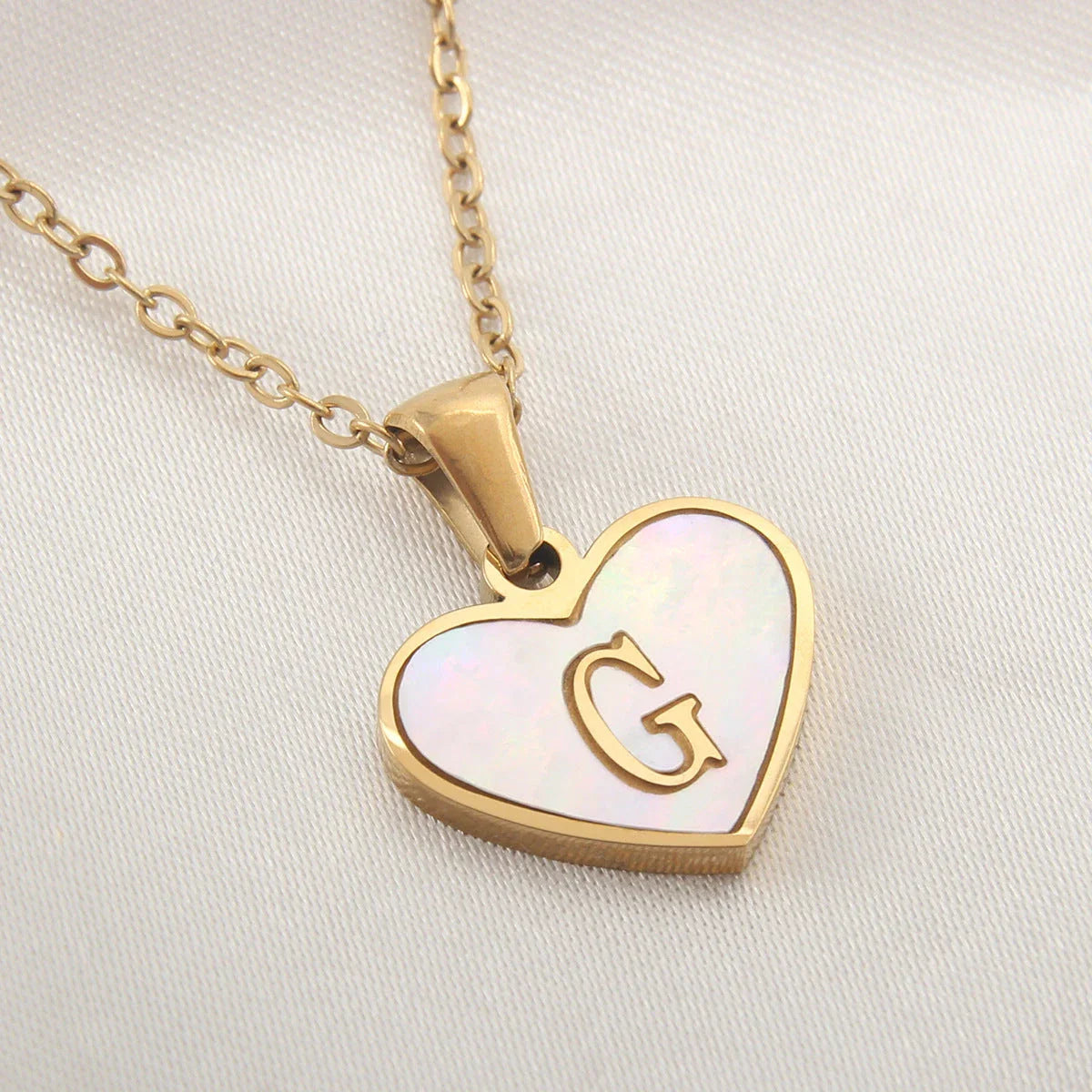 Personalized 26-letter heart-shaped necklace made of stainless steel and white shell