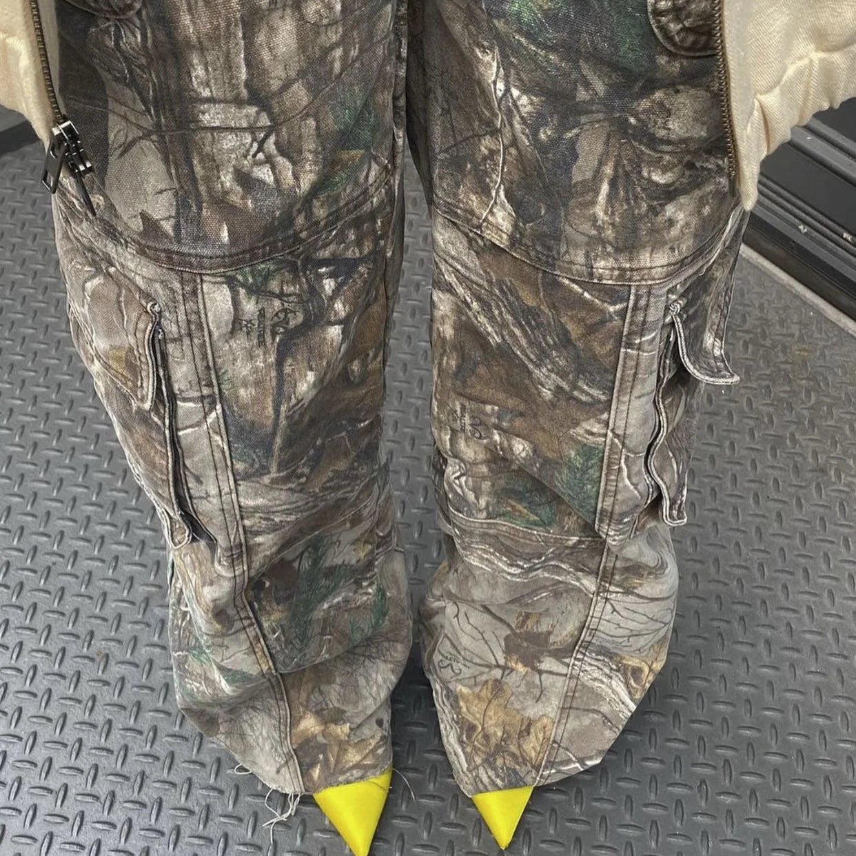 Women's casual camouflage cargo pants with multiple pockets for summer wear