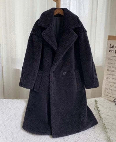 Women's lapel lamb fleece coat with faux fur lining and pockets for winter warmth