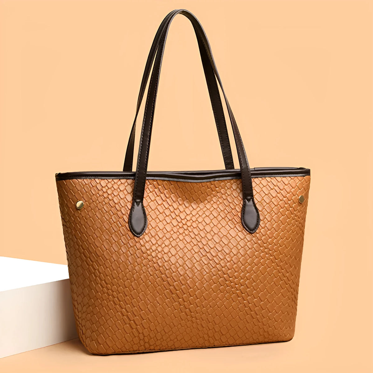 Retro-style women's large capacity handbag in black PU leather with square shape and external pocket