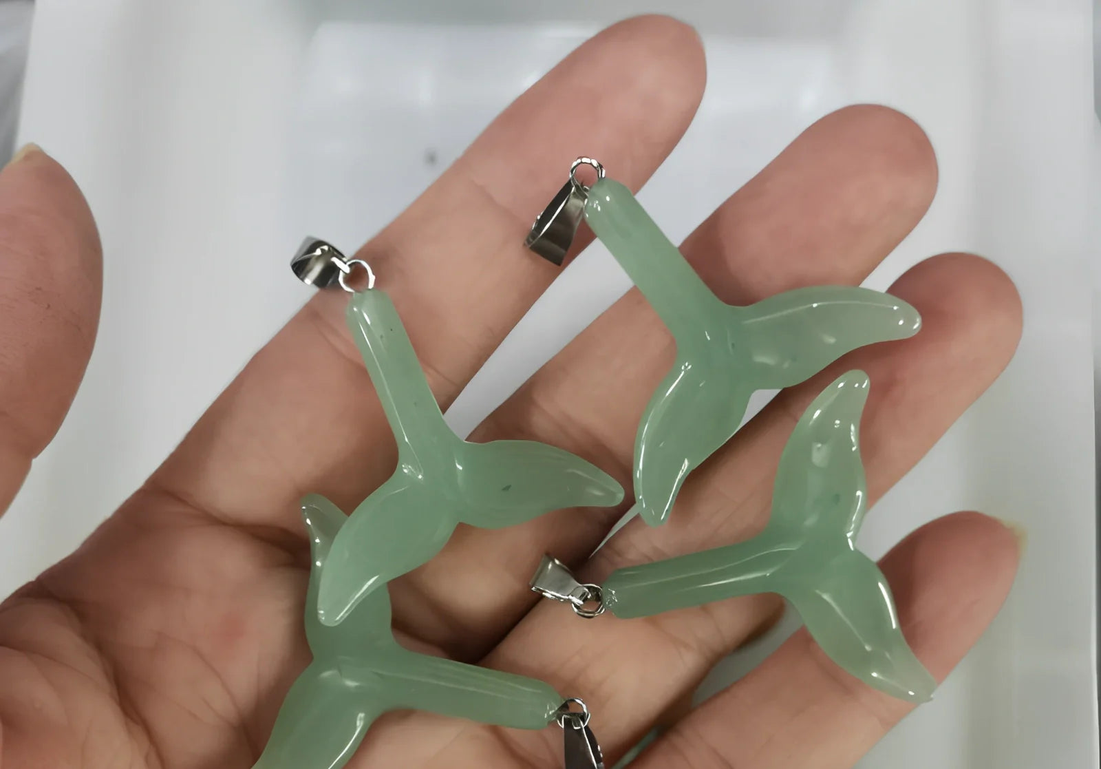 Crystal fishtail necklace with carved whale tail pendant measuring 2.0mm thick on 50cm lanyard