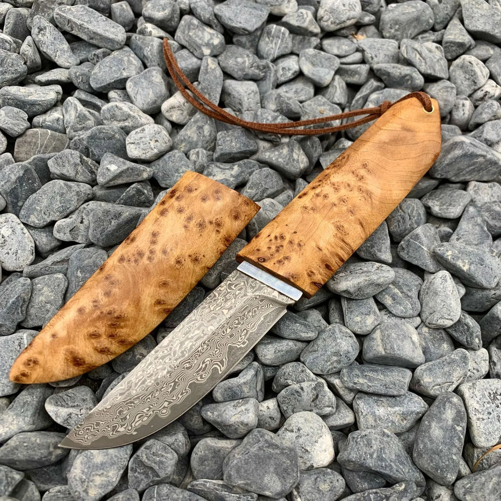 White Shadow short knife with Damascus steel blade and Thuja wood handle measuring 18cm