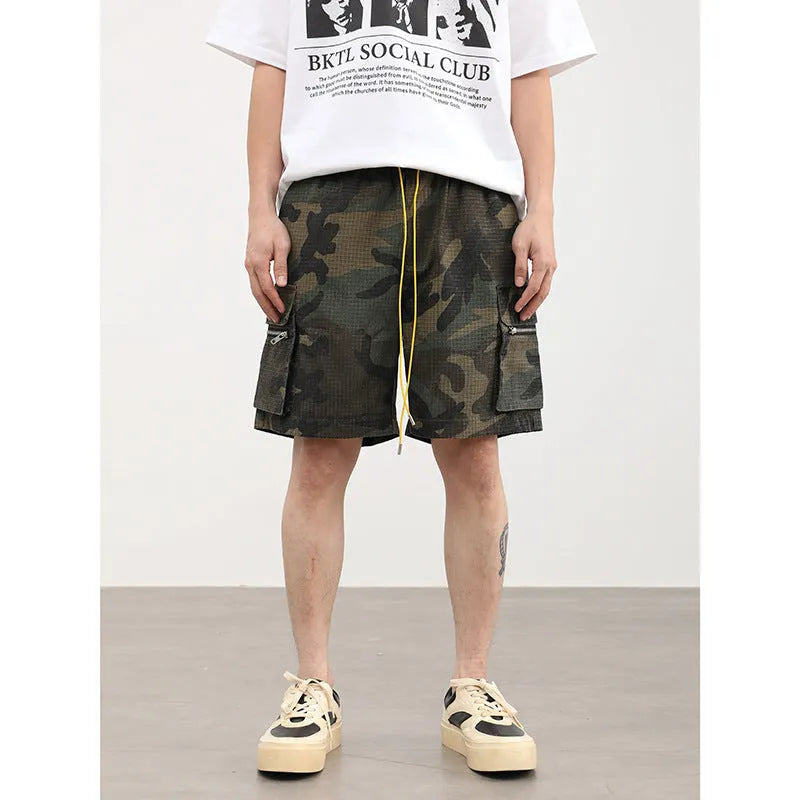 Men's camouflage multi-pocket work shorts with cropped length and mid waist design