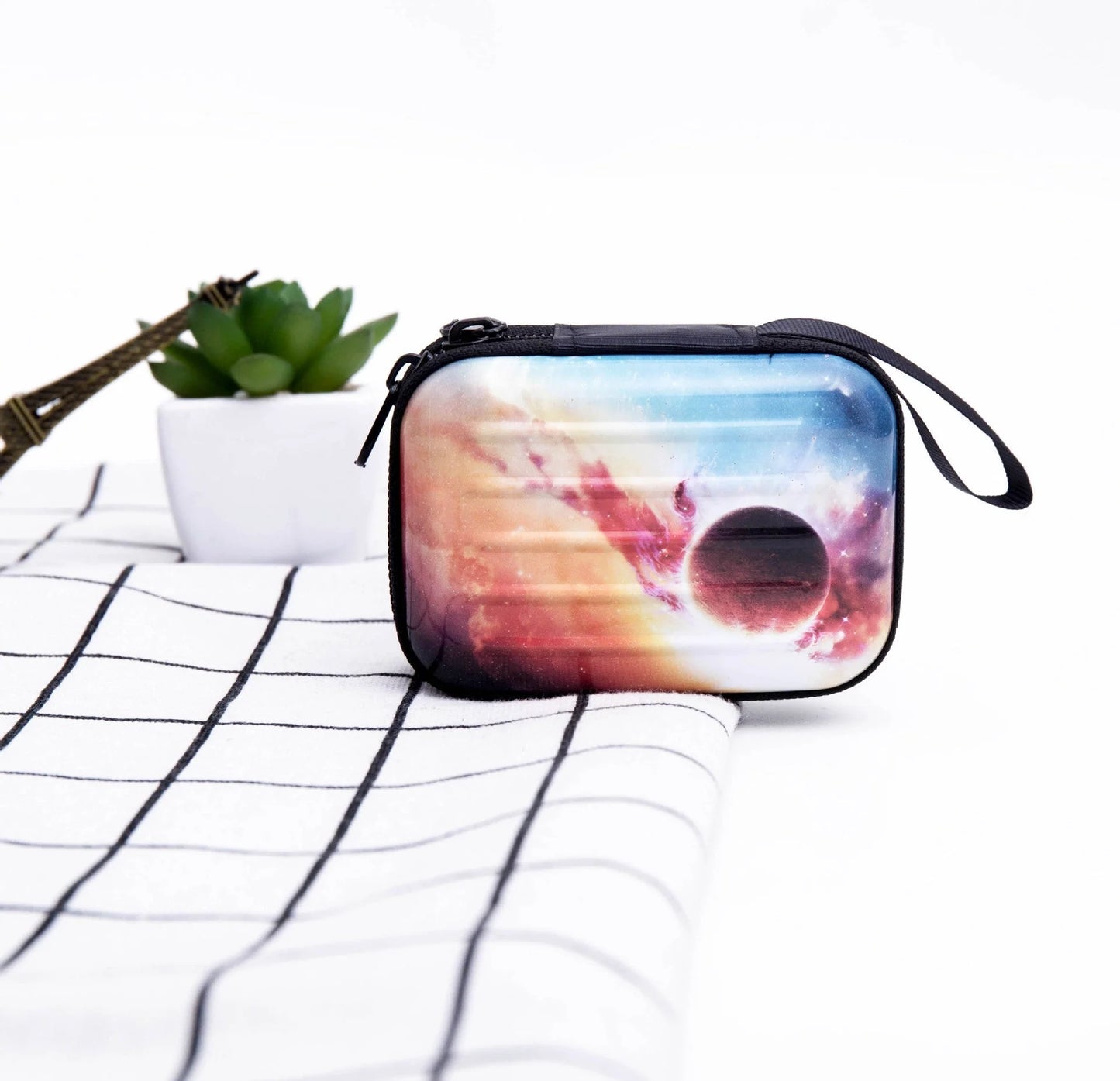 Tinplate coin purse with anime cartoon design and zipper opening