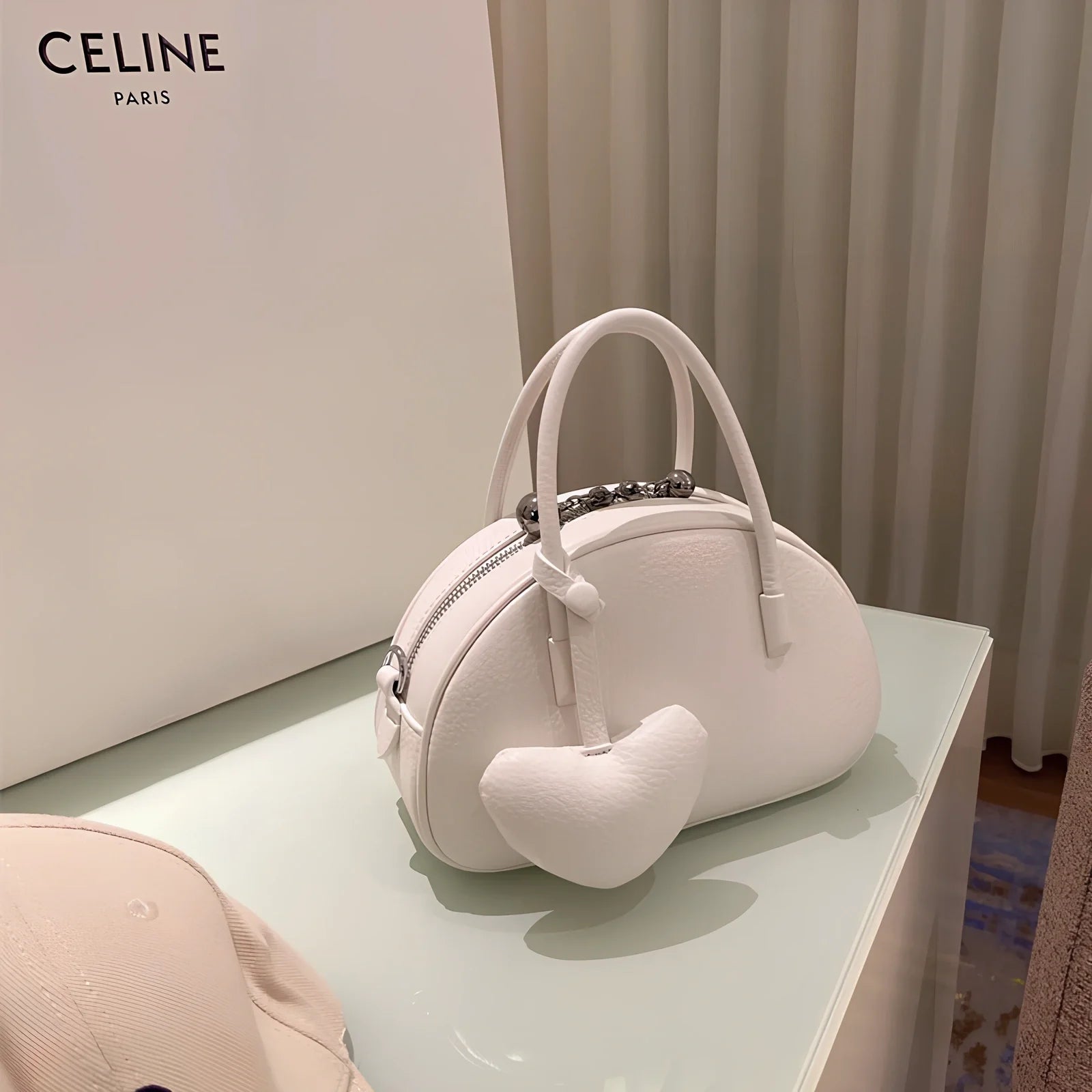 Women's heart-shaped crossbody bag in genuine leather with adjustable strap and zipper compartment