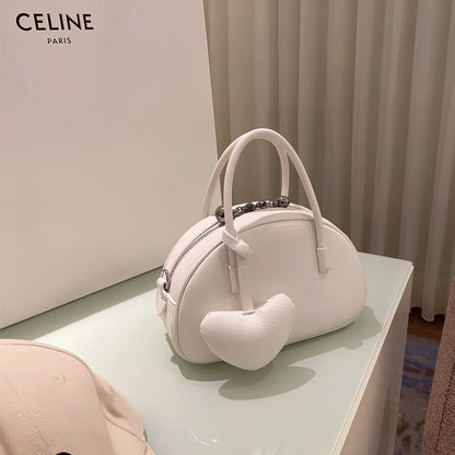 Women's heart-shaped crossbody bag in genuine leather with adjustable strap and zipper compartment