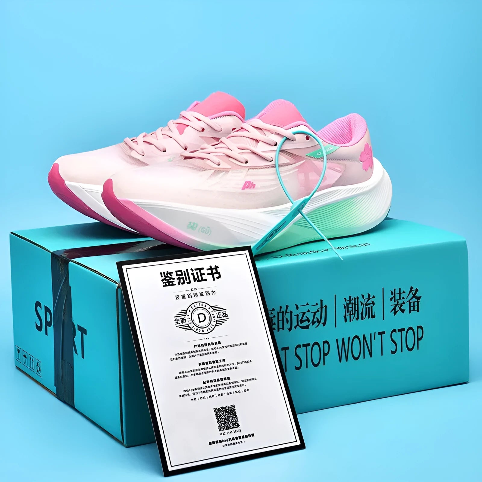 Racing carbon plate sneaker with natural rubber sole and PU mesh upper in neutral low-top design