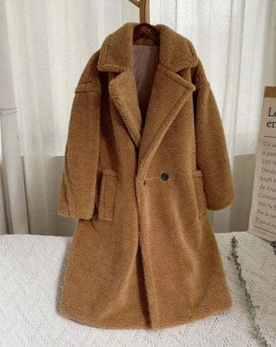 Women's lapel lamb fleece coat with faux fur lining and pockets for winter warmth
