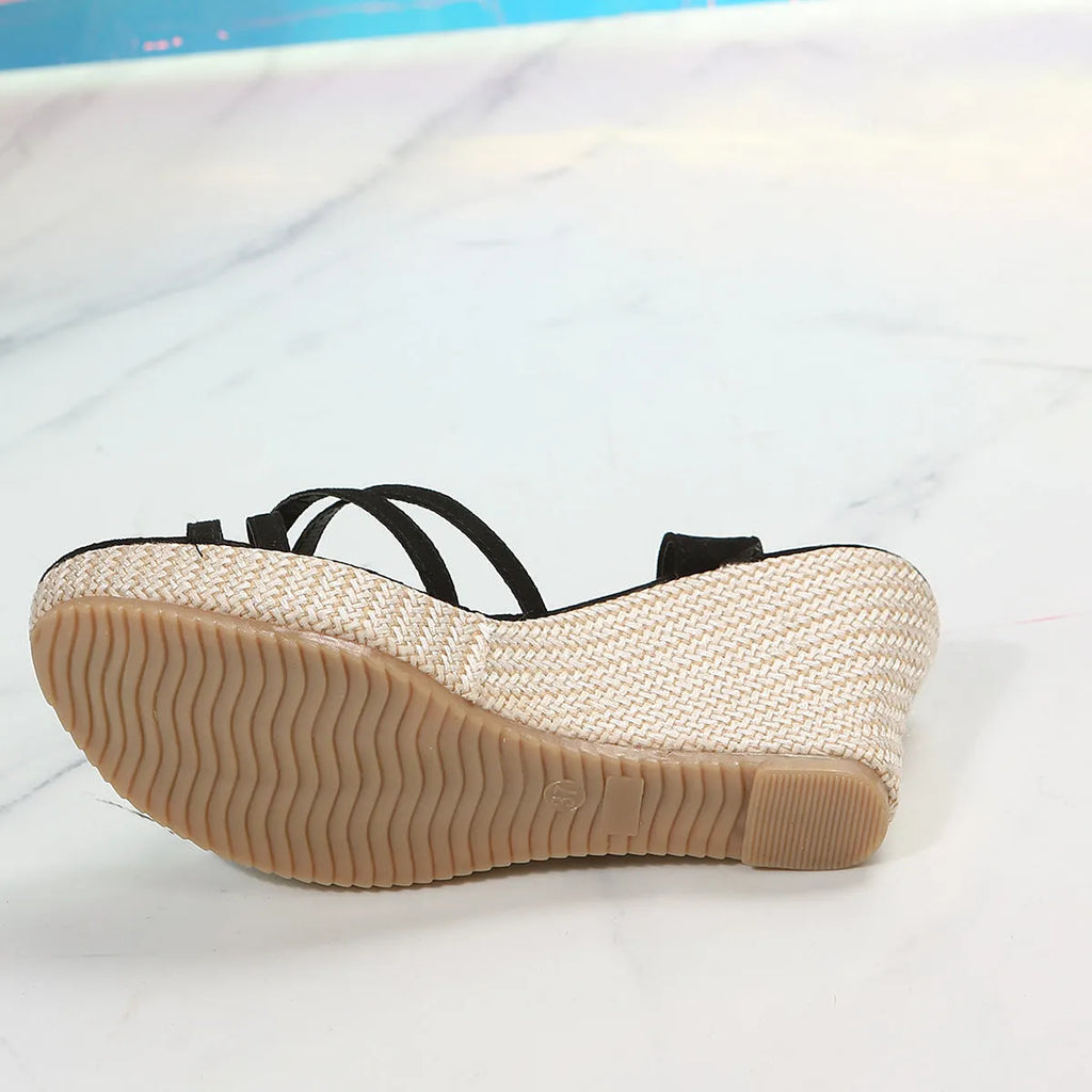 Women's wedge sandals with fish mouth toe design in cloth material, black and white colour options