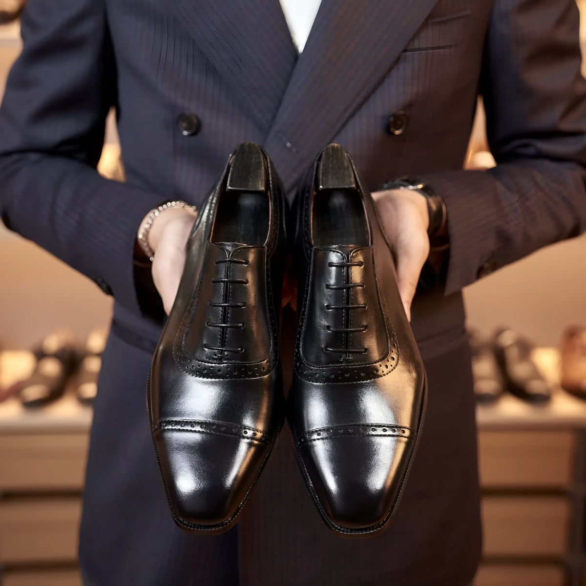 Men's black cowhide Oxford brogue shoes with rubber sole and sewn thread detail