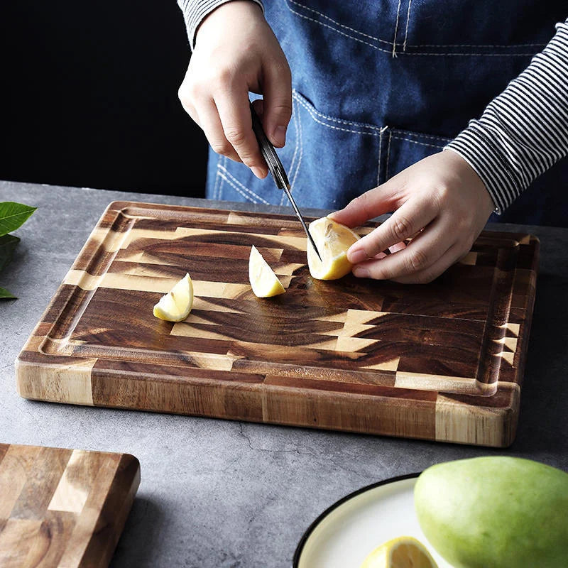 Solid wood cutting board in imported acacia for kitchen use