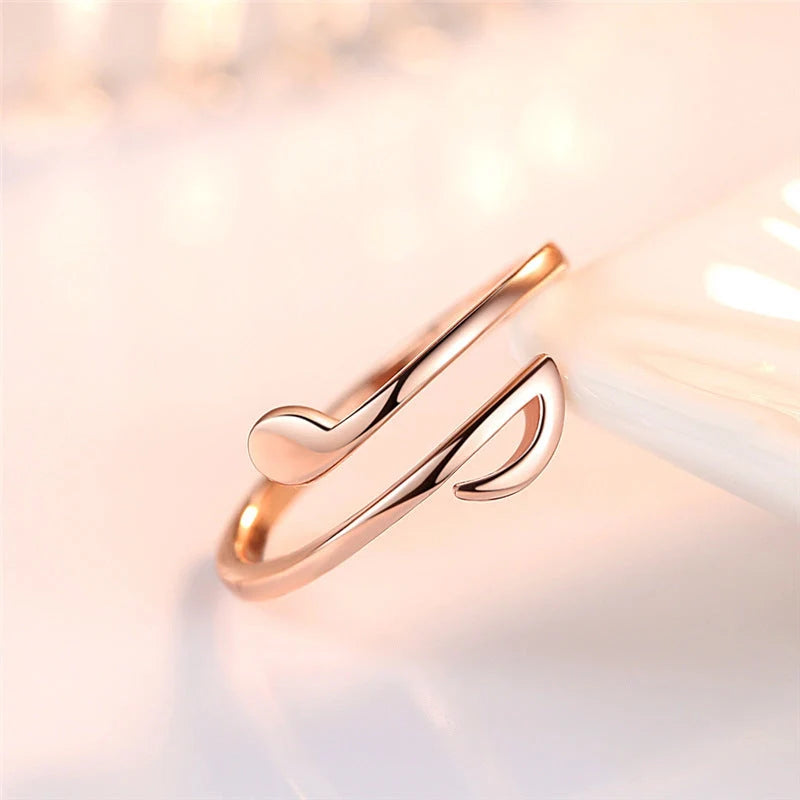 Adjustable music ring in geometric design, available in silver and rose gold.
