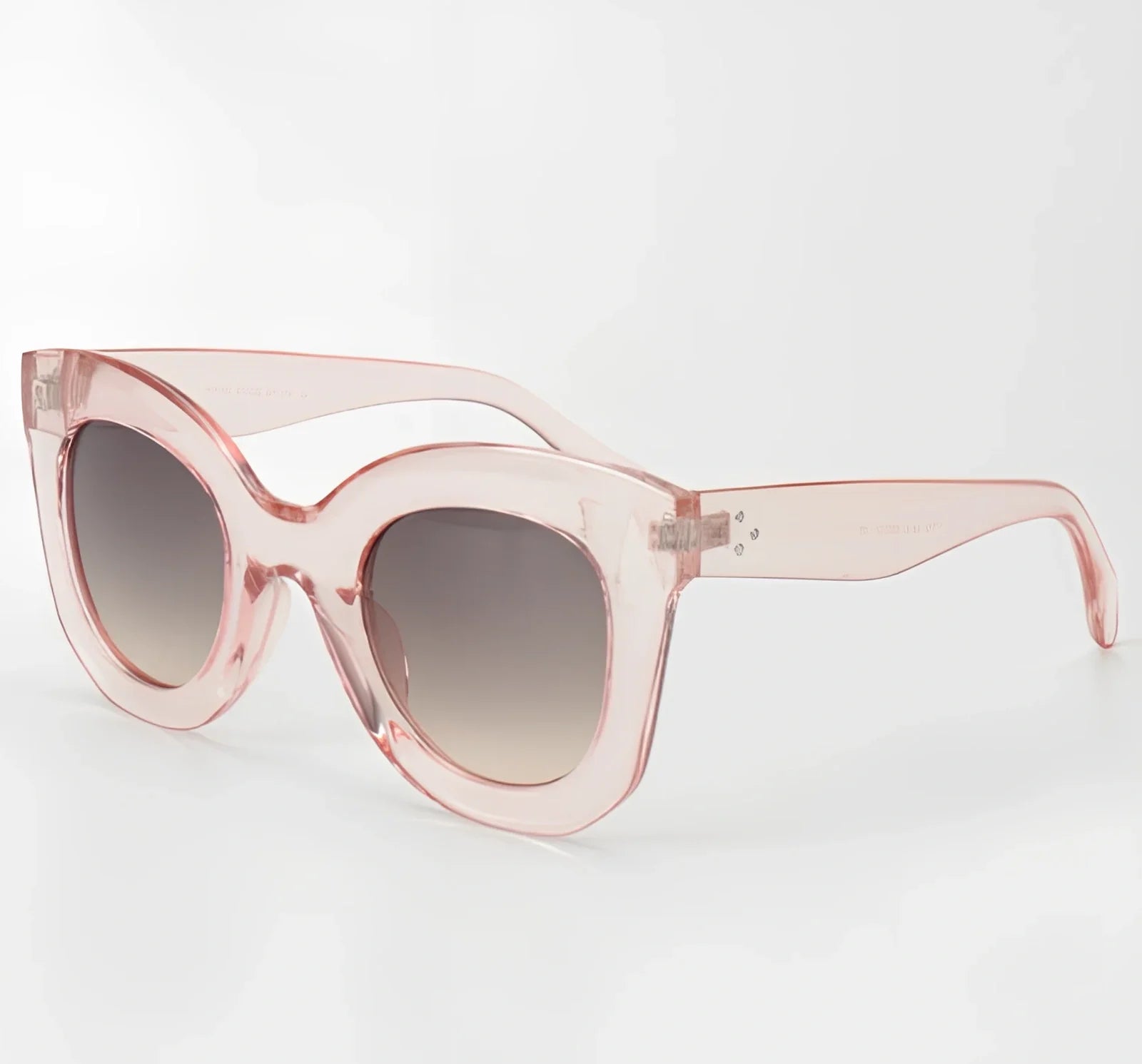 Women's vintage cat eye sunglasses with gradient lenses and polycarbonate frame