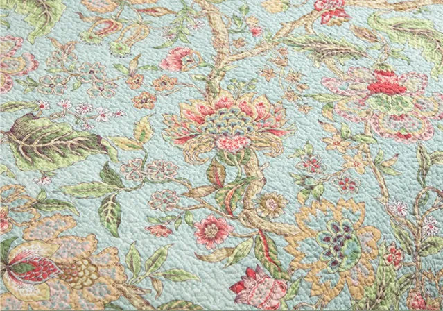 Blue American-style floral quilted cotton bedspread set on a bed, three-piece 230x250cm.