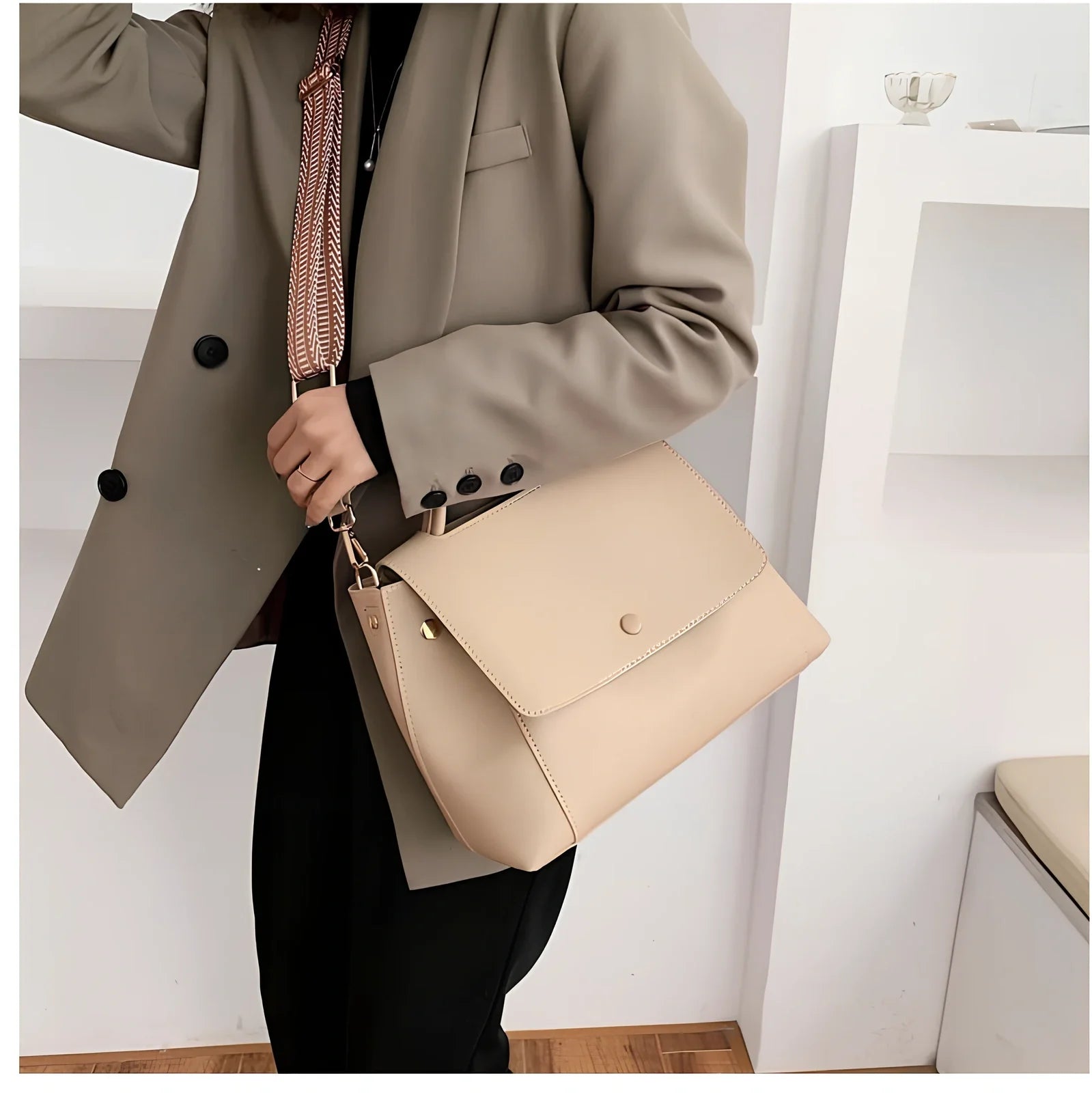 Atmospheric fashion handbag in beige PU fabric, 25cm height with structured design and colour options