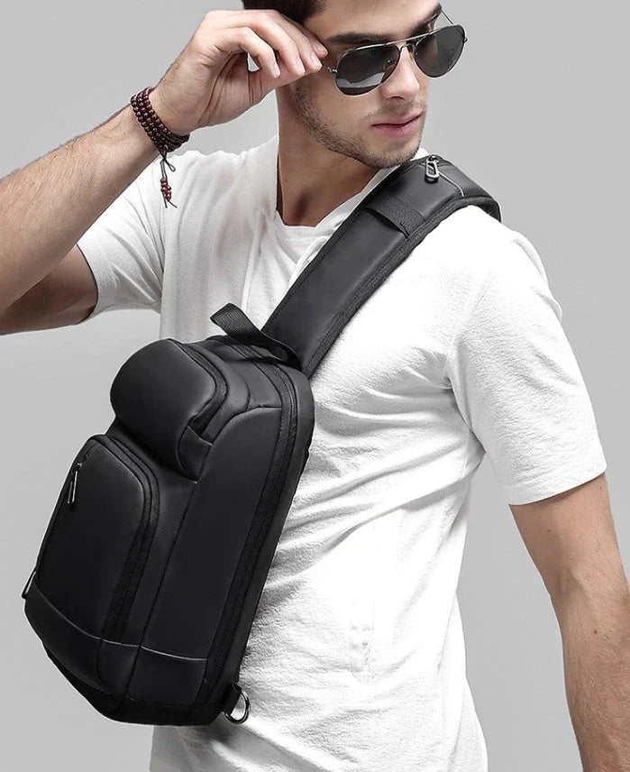 Medium outdoor leisure shoulder bag in black with air cushion strap