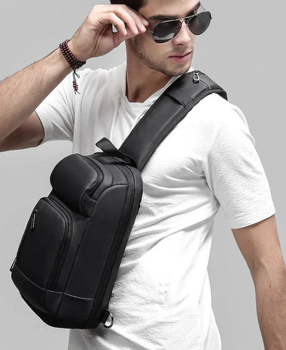 Medium outdoor leisure shoulder bag in black with air cushion strap