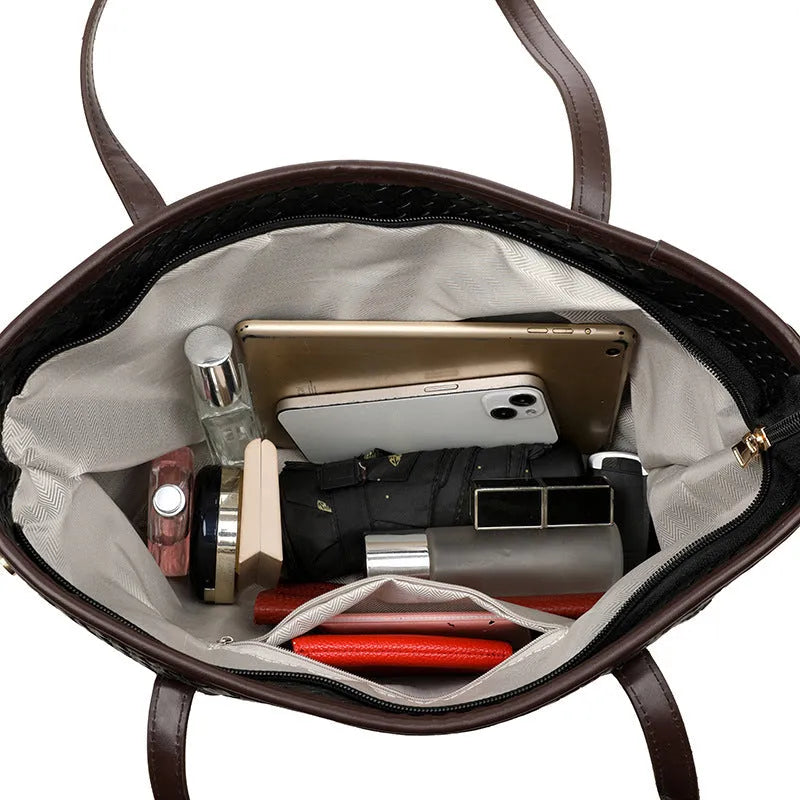 Retro-style women's large capacity handbag in black PU leather with square shape and external pocket