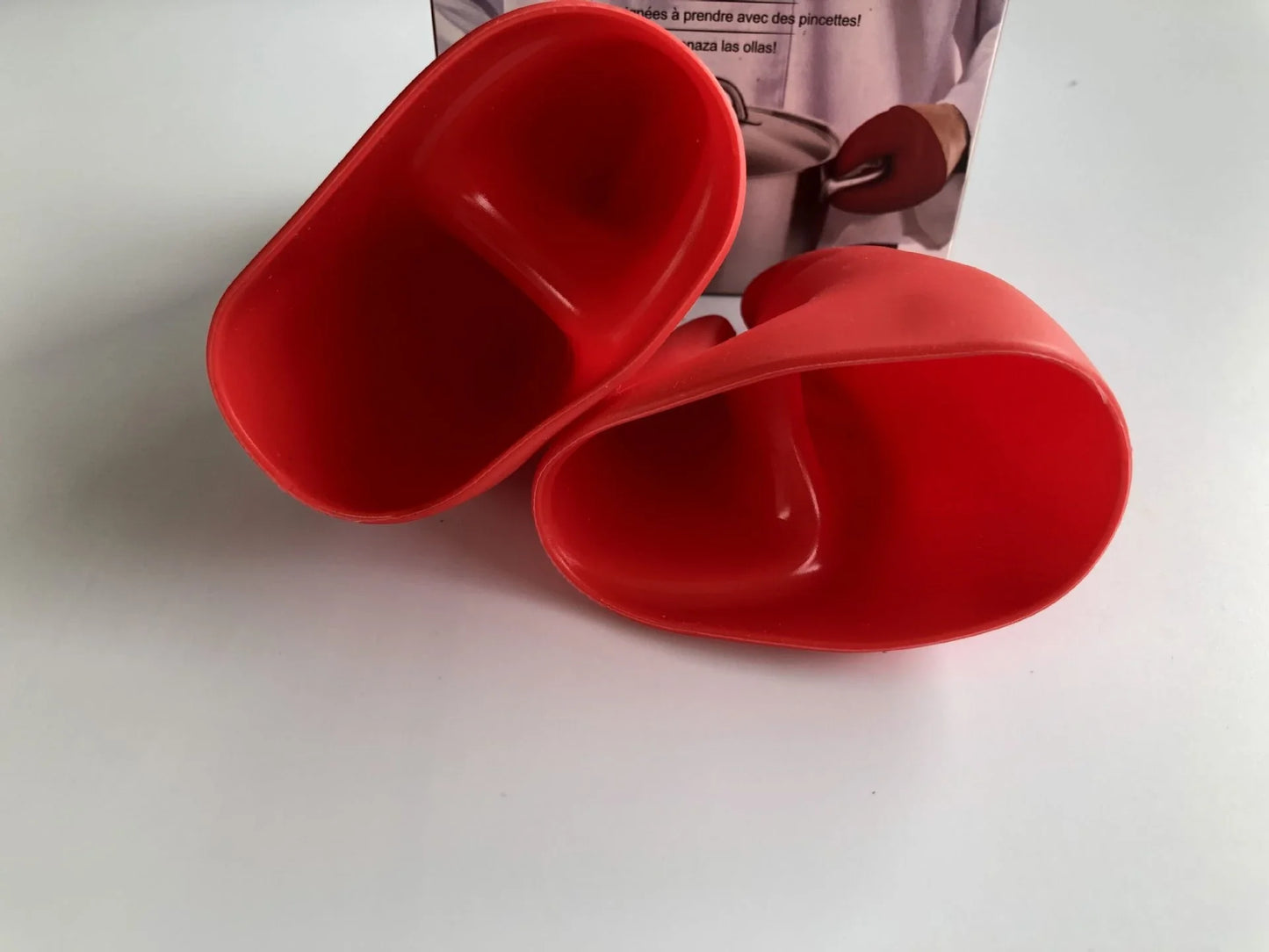 Red silicone kitchen gloves with lobster tong design for heat insulation and anti-scalding