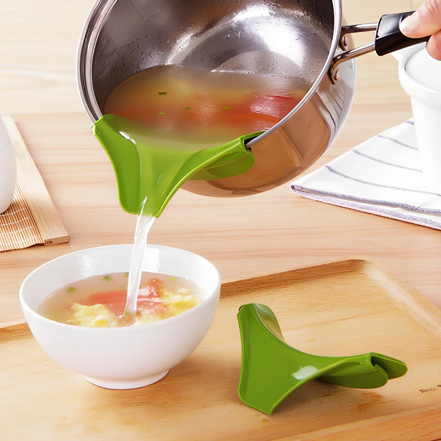 Green silicone soup funnel, 12x3x4.5cm PC material, clamps to round pots for spill-free pouring, 30g weight