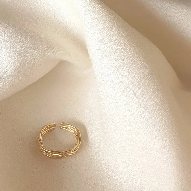 Adjustable twist metal ring in gold with vintage geometric design