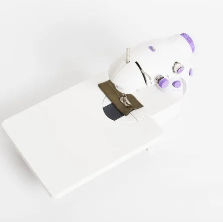 Mini electric household sewing machine with lighting and thread cutter measuring 20x15x10cm