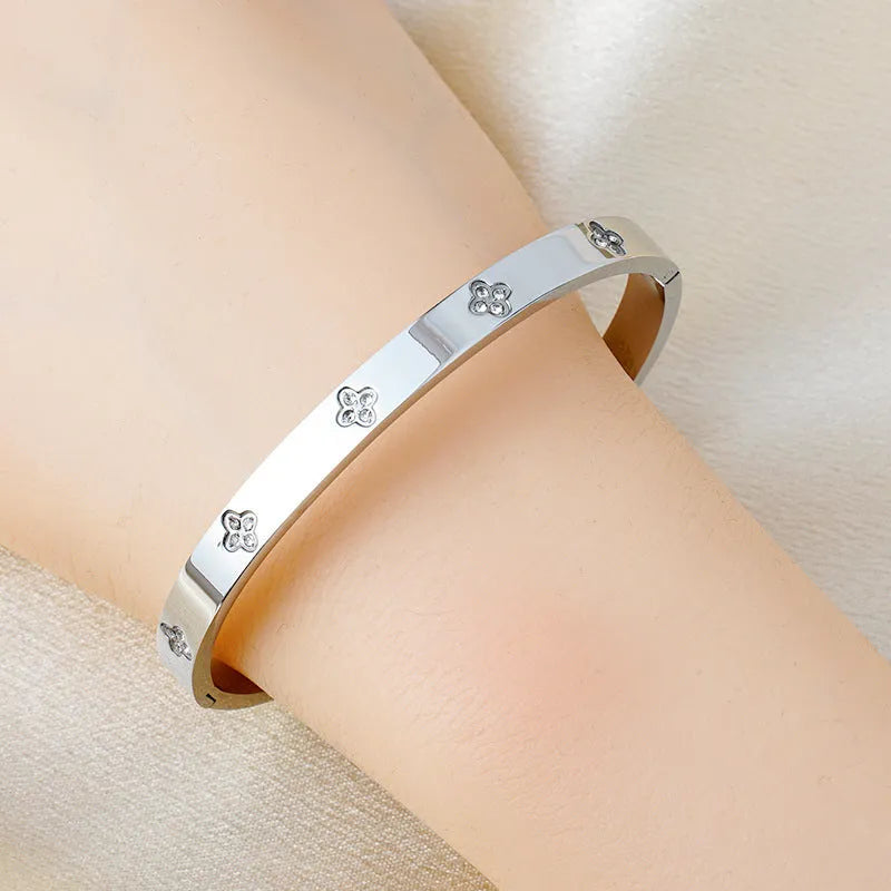 Stainless steel four-leaf clover diamond bracelet in gold rose gold steel colour options electroplated finish