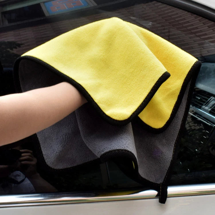 Two-colour double-sided car cleaning towel for scratch-free wash