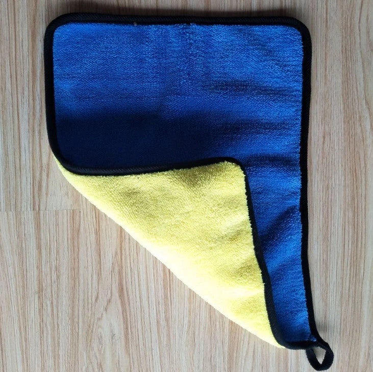 Two-colour double-sided car cleaning towel for scratch-free wash