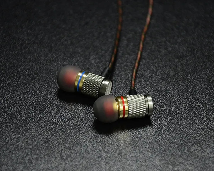 Black wired in-ear headphones with silicone cable, 3.5mm L-bend plug, and TPE ear tips.