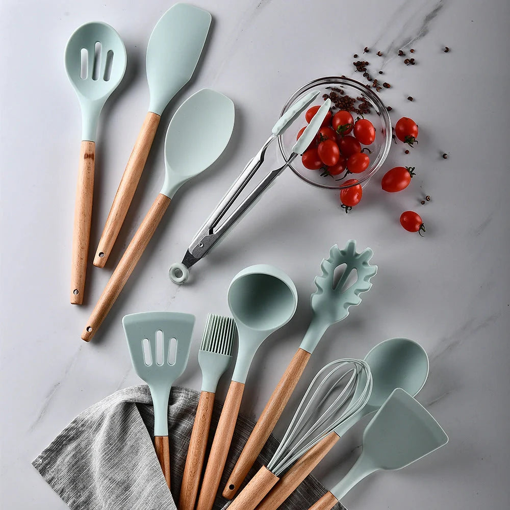 Silicone kitchenware set with wooden handle, heat resistant up to 230°C