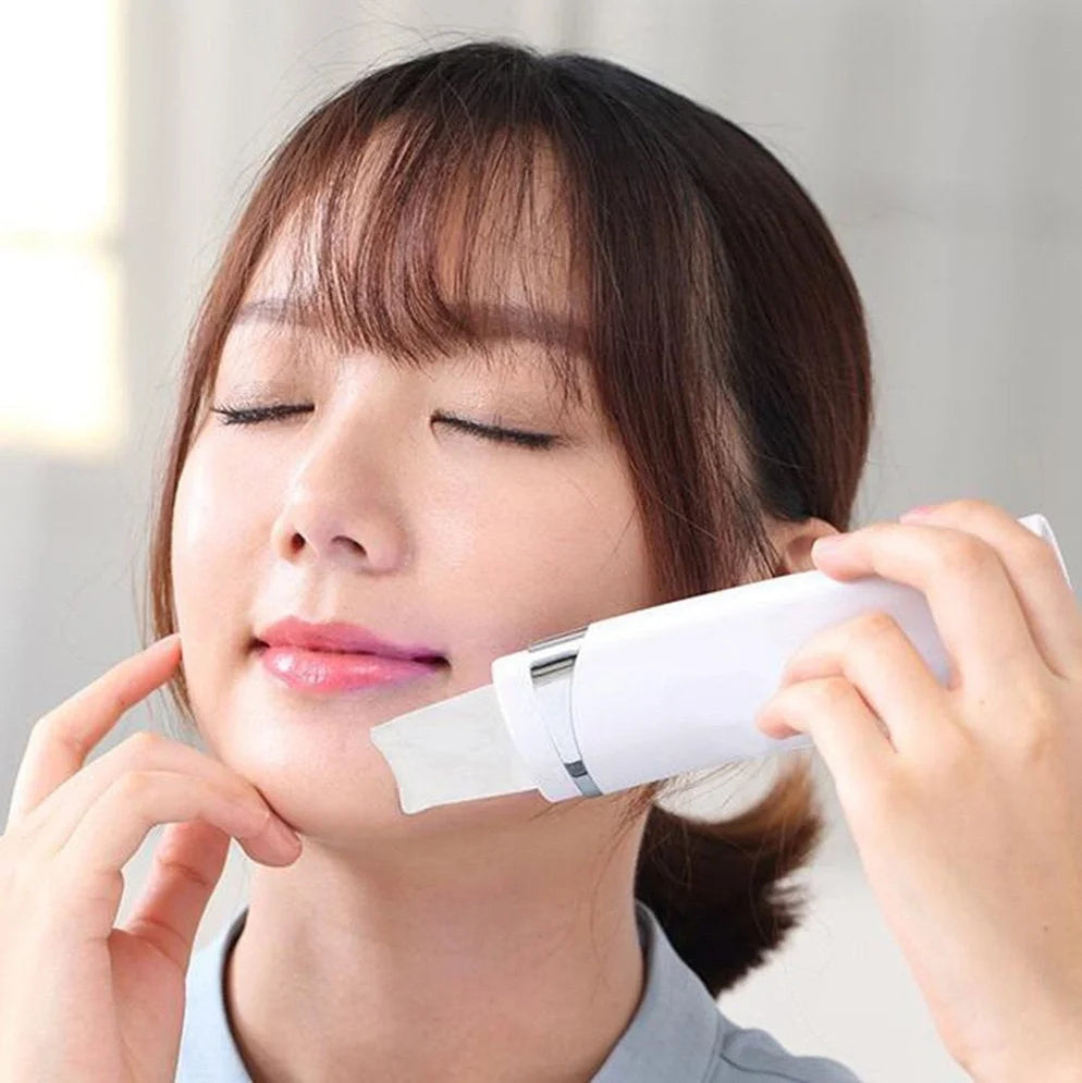 Blackhead cleanser bottle for oily skin with oil control and pore cleaning benefits