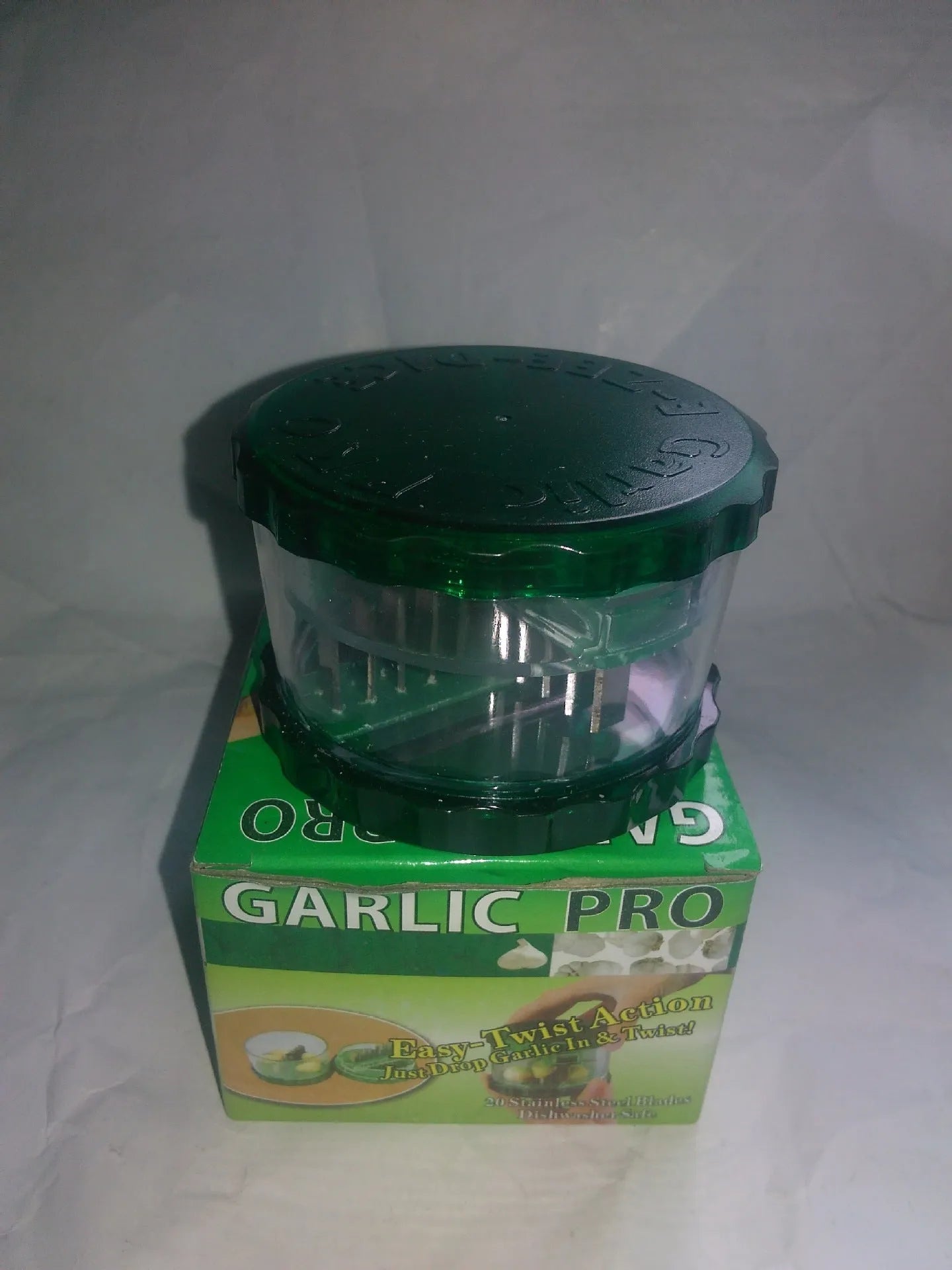 Green transparent PP plastic garlic peeler kitchen gadget measuring 8.5cm.