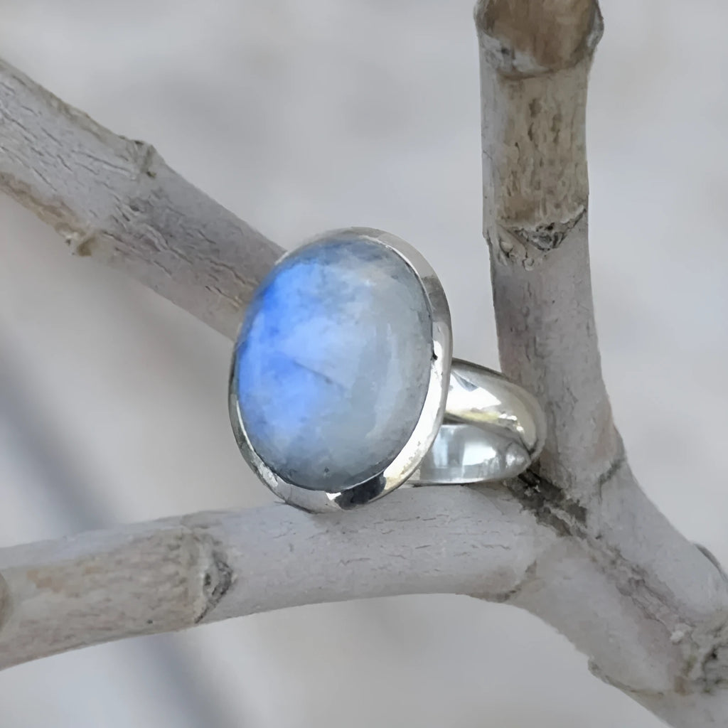 Vintage Thai silver moonstone ring with flower design in silver colour on alloy base