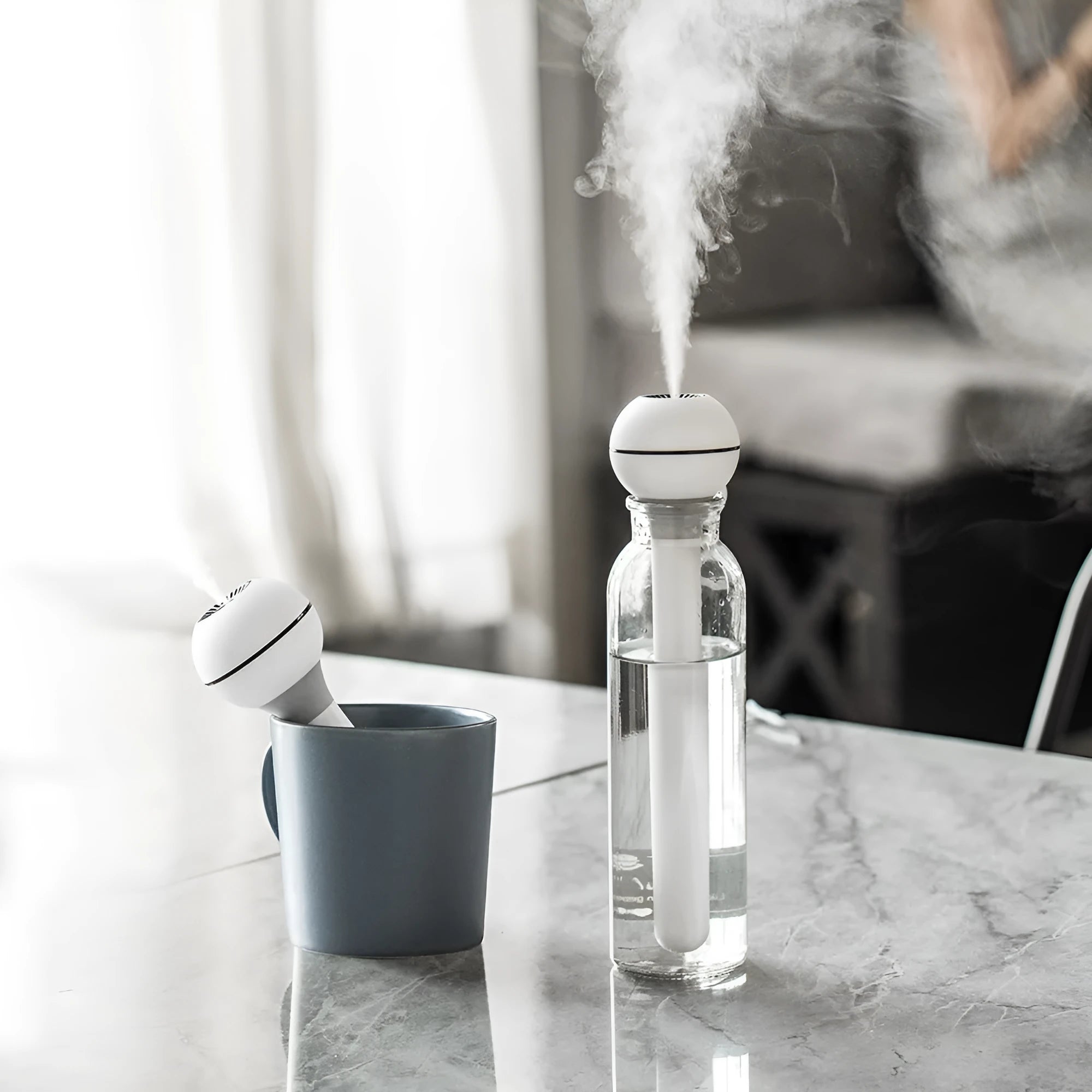 Magic Wand columnar USB-powered ultrasonic humidifier in pink or white for small rooms.