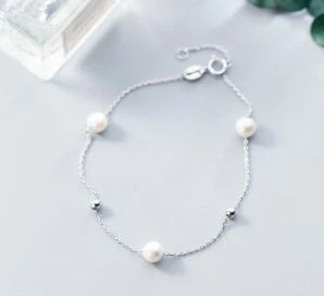 Adjustable synthetic pearl bracelet with 925 silver clasp, perfect for any wrist size
