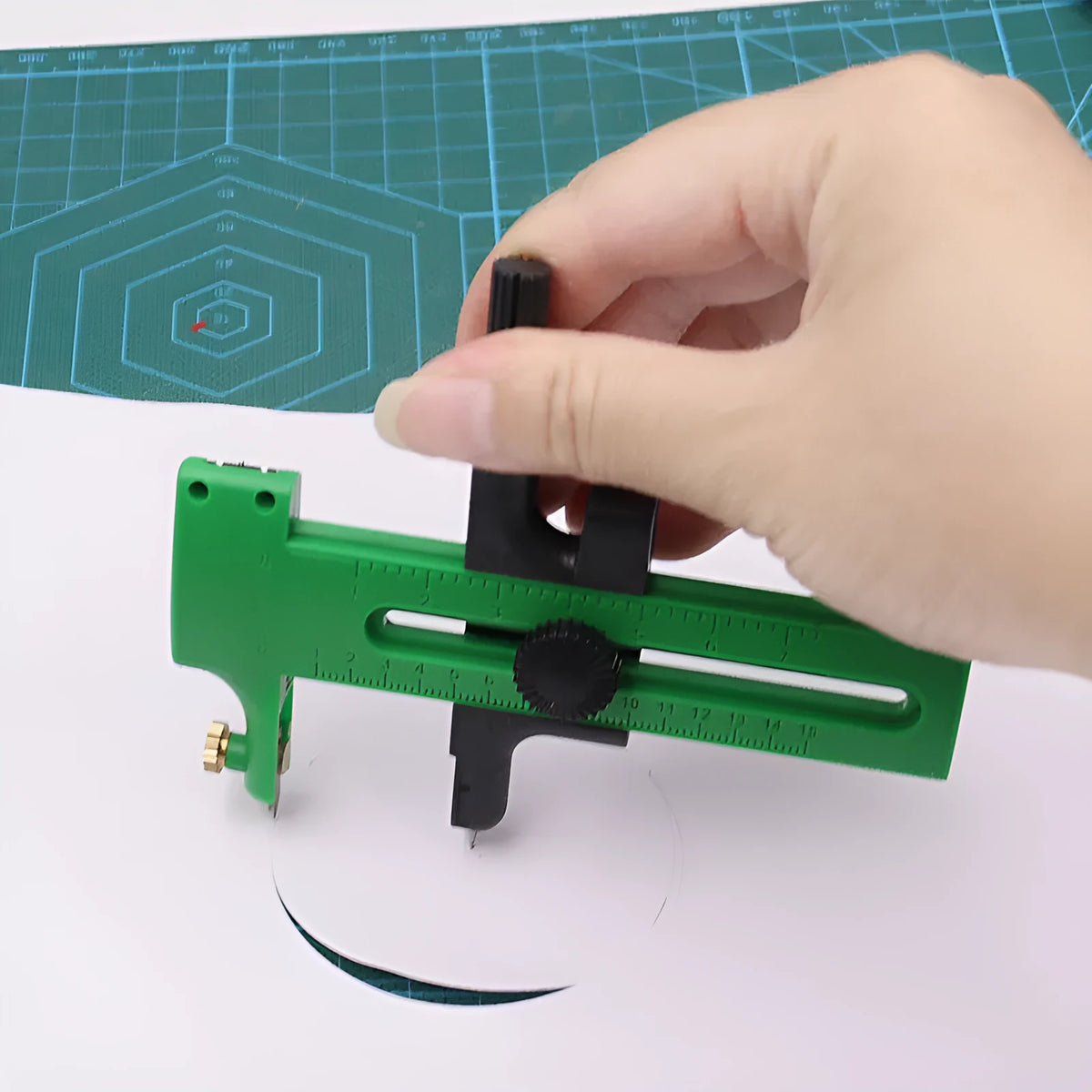 Small round rail compass knife for circular cuts in paper, card, and cloth, plastic body with metal accessories