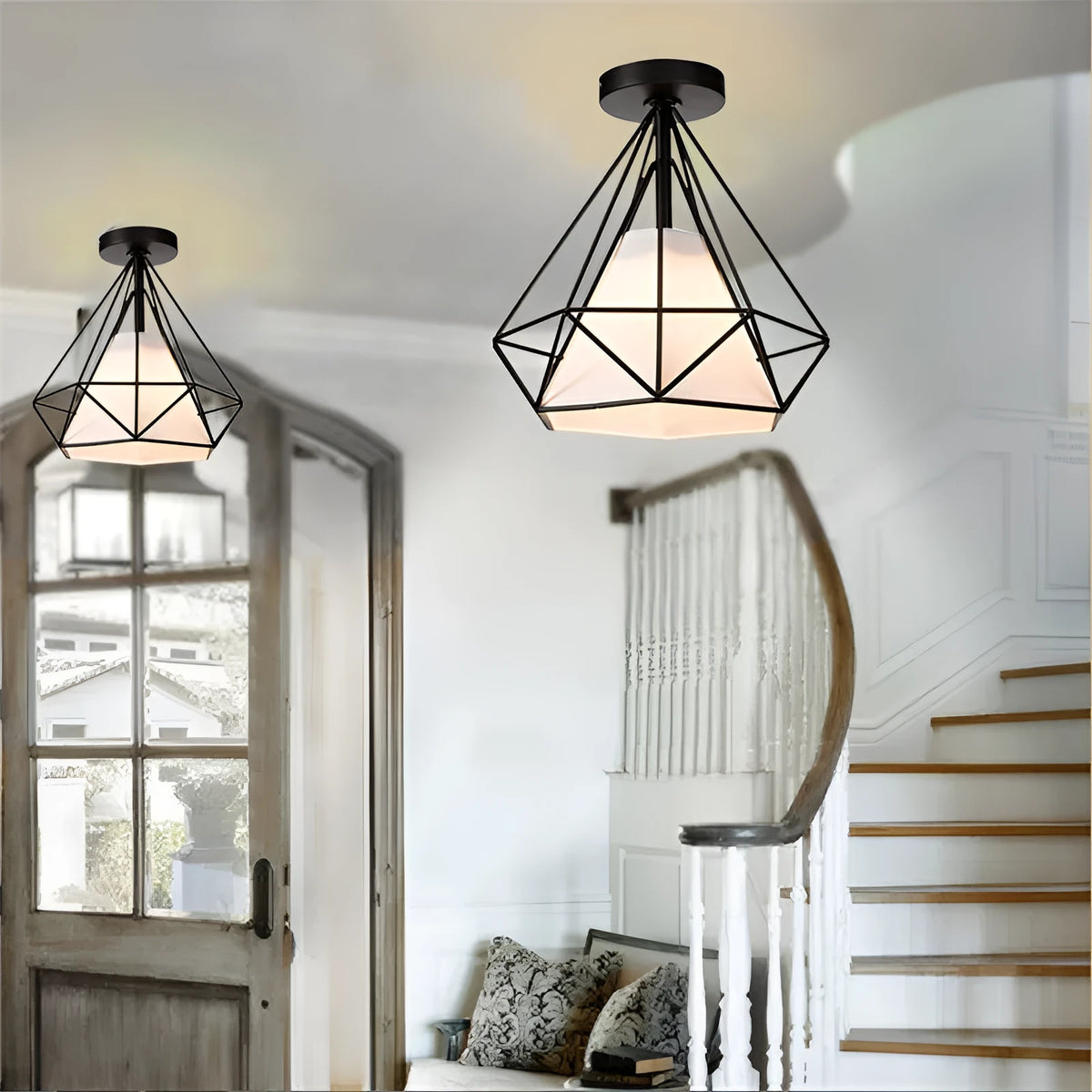 Compact ceiling lamp with 10cm diameter, adjustable line length to 1 metre, in black finish for low-profile ceiling installation