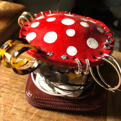 Mushroom-shaped earring rack in red and pink, organising up to 26 earrings