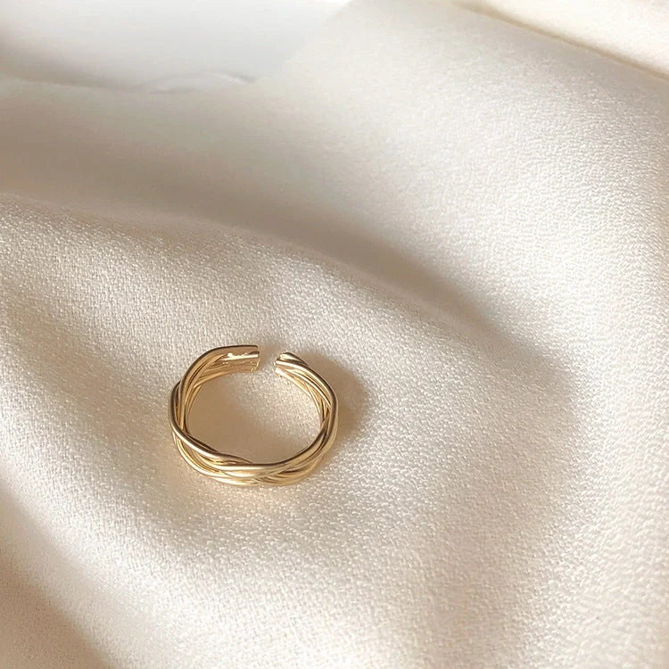 Adjustable twist metal ring in gold with vintage geometric design