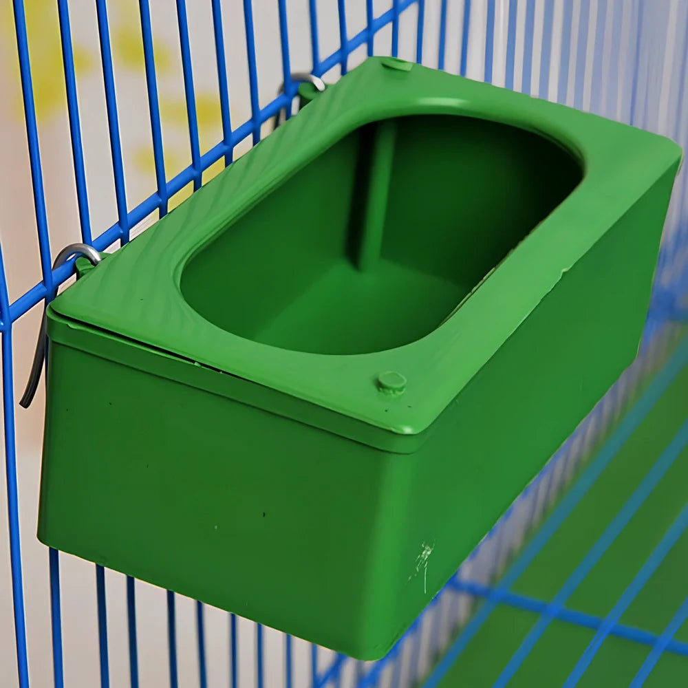 Green plastic splash-proof hanging bird food container, 14.5cm long, 6cm wide, 4.2cm high for garden use